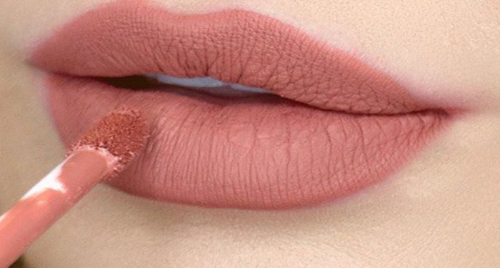 چگونه با آرایش لب های پرتر ایجاد کنیم؟ : اسکراب لایه بردار لب
